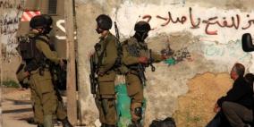 الاحتلال يداهم قرية الكرمل شرق يطا ويعتلي أسطح المنازل