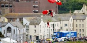 مظلي من الجيش البريطاني ينقذ زميله من الموت