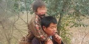 صيني يحمل ابنه المعاق 18 ميلاً يومياً ليتعلم