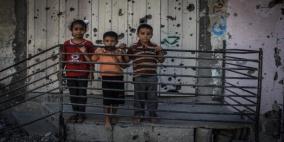 أطفال غزّة يبحثون عن ثيابهم الشتويّة بين الركام