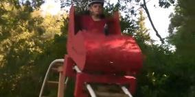 بالفيديو .. أمريكي يلبي طلب ابنه ويحول حديقة المنزل لمدينة ملاهي