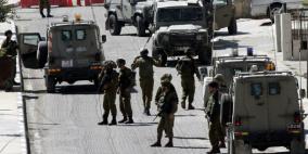 الاحتلال يقتحم مقر نادي شباب الخليل ويعيث فيه خرابا