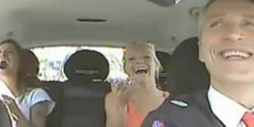 رئيس وزراء النرويج يتقمص دور سائق سيارة أجرة