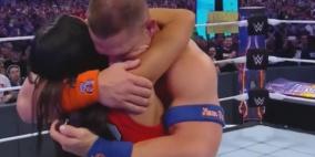 مصارع شهير يفاجئ زميلته على الحلبة