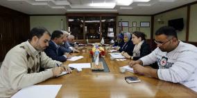 بلدية خانيونس تناقش مع الصليب الأحمر برنامج طوارئ الشتاء