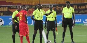 حكم يشهر مسدسه بوجه اللاعبين في الدوري السوداني