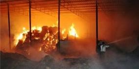 اصابة مواطن بحروق متوسطة نتيجة النيران التي اندلعت في بركس بقرية عنزة