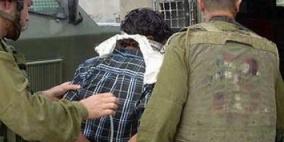 الاحتلال يعتقل أربعة مواطنين ويستولي على أموال ومركبات