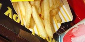 أمريكي يعتدي على طفلته "ببطاطا مقلية"