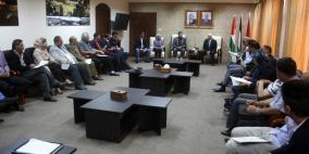 محافظ الخليل يسلم منصبه للمحافظ الشاب