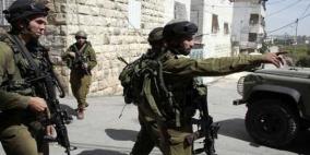 الاحتلال يجبر أصحاب محلات في 'أم سلمونة' على إغلاقها