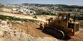قوات الاحتلال تجرف ارضا في وادي الحصين بالخليل