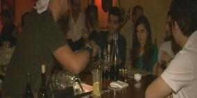 مقهى لبناني يقدم خصماً لزبائنه الذين يتخلون عن هواتفهم