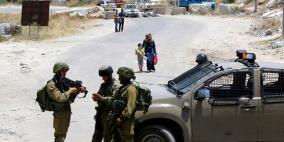 الاحتلال ينصب حواجز عسكرية على مداخل مخيمات وبلدات في الخليل