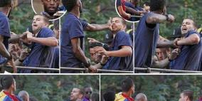 لاعب برشلوني "مخمور".. يصفع زميله في احتفالات "الليغا"