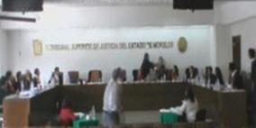 قاض مكسيكي ينهال على زميليه لكما أثناء المحاكمة