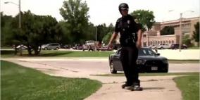 بالفيديو..رجل شرطة من ولاية وسكنسن يقوم بعمله متدحرجا على لوح
