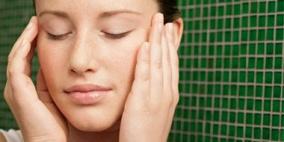 الحصول على حمام دافئ ومحاولة النوم الهادئ للتغلب على مشاكل الصداع