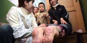 صينية بقدم مقلوبة تصنع بنفسها أحذية مناسبة