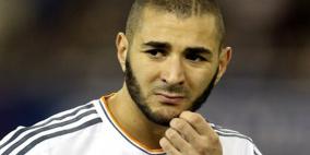 أصدقاء للاعب كريم بنزيما يتوقعون زواجه بريهانا