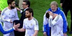 رونالدو "يحمي" رأسه.. من جمهور أتلتيكو مدريد