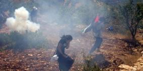 إصابة العشرات بالاختناق إثر قمع الاحتلال مسيرة بلعين السلمية