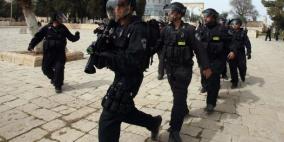 اعتقال شاب وسيدة من الأقصى