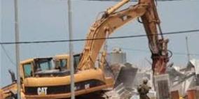 مواطن مقدسي ينصب خيمة للسكن عقب هدم الاحتلال لمنزله بسلوان