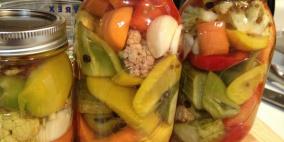 بعد 10 طن فستق.. 2.5 طن مخللات فاسدة في الخليل