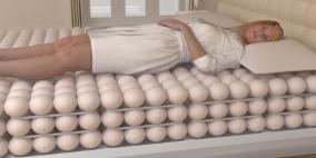 سرير ذكي يتكون من كرات هوائية ويناسب أي وزن وحجم (فيديو)