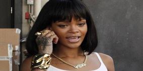 ريهانا ترتدي عقدا يحمل اسما كتب بالفارسية