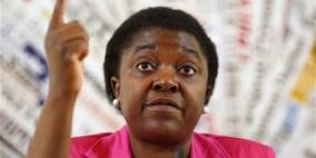 رشق وزيرة ايطالية بالموز اثناء القائها خطابا