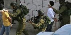 الاحتلال يعتقل 4 مواطنين ويكثف حواجزه العسكرية بالخليل