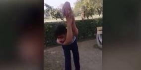 شاب يثني أكتافه 360 درجة