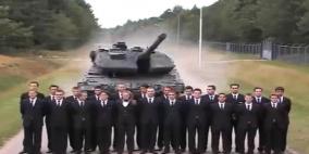 بالفيديو .. دبابة تكاد تخرق صفوف أشخاص اصطفوا أمامها