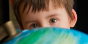 كيف تعلم طفلك التعامل مع "الغرباء" وتجنب مخاطرهم