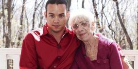 بالصور.. شاب ثلاثيني فتاة أحلامه عجوز تسعينية