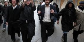 مستوطنة تعتدي على طفل بالخليل