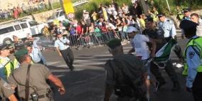 الاحتلال يعتدي على أطفال وحراس الأقصى بالهراوات وقنابل الغاز