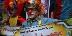 العفو الدولية تدعو للتضامن مع المهرج الفلسطيني" أبو سخا"