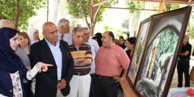 مكتبة بلدية نابلس تحتضن معرضا فنيا للرسامة سنا ابو غزالة