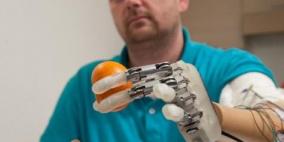 تطوير يد صناعية قادرة على التحسس والشعور