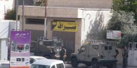 عشرات الاصابات بمواجهات في أبو ديس والاحتلال يحاصر جامعة القدس