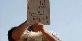 محتج أردني يرتدي زي خروف ويحمل لافتة كتب عليها "أنا الشعب"