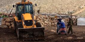 الخليل: الاحتلال يخطر مواطناً بإخلاء أرضه التي استصلحها مؤخرا