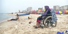 بالصور: البحر.. سبيل الغزيين للهروب من الحر والأزمات