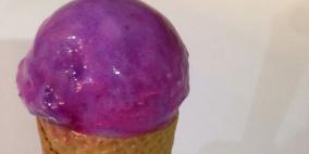 عالم فيزياء إسباني يخترع آيس كريم يغير لونه بمجرد تناوله