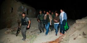 بالصور: الاحتلال يقوم باخلاء نشطاء المقاومة الشعبية الذين عادوا الى قرية عين حجلة للمرة الثانية