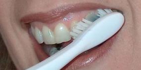 احترس.. فرشاة الأسنان الخاصة بك تنقل لك الأمراض