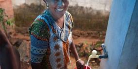 هندي يواجه أزمة نقص المياه.. بالزواج من ثلاثة نساء